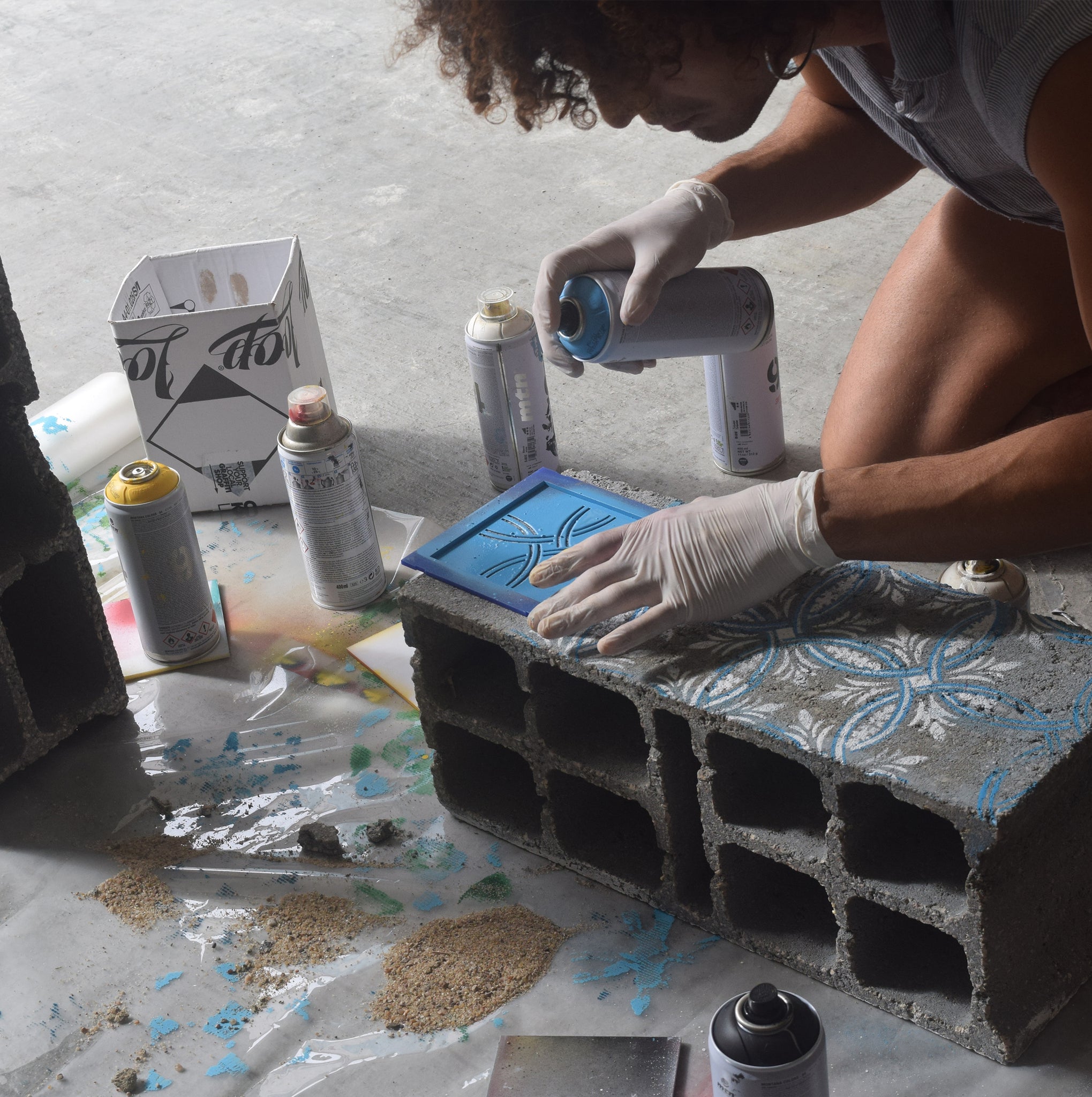 DIY cut stencil with spray on concrete block. Discover the Stencil Set Pattern - Azulejos de fachada de Lisboa ® URBAN EDITIONS