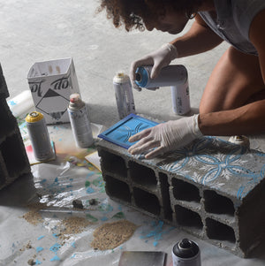 Cortar estêncil com spray em bloco de concreto. Descubra o Padrão do Conjunto Stencil - Azulejos de fachada de Lisboa ® URBAN EDITIONS